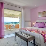Seaview Villa & Suites